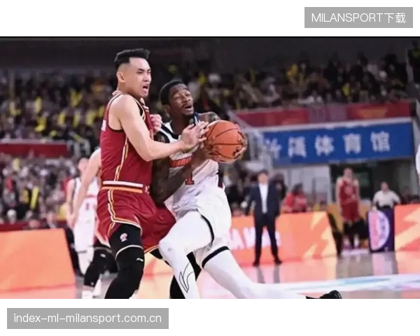 NBA球星被帽飞三米的背后：篮球场上的精彩瞬间与完美反击