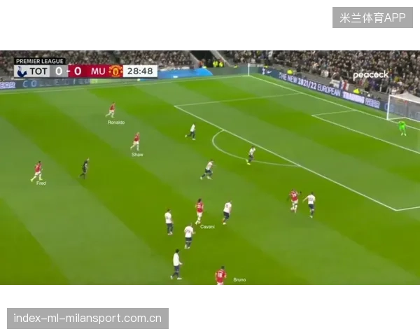 斯图加特高位推进使中路出现多次空档——从战术洞察到落地训练的全景解析